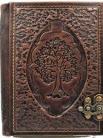Lederbuch mit einem eingeprägten Lebensbaum