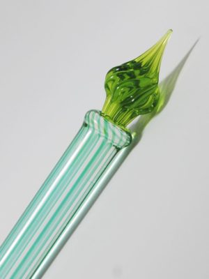 Glasfeder mit feinen, grünen Streifen und grüner Spitze