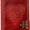 Rotes Lederbuch mit einem eingeprägten Herz aus kleinen Blättern