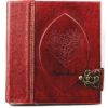 Rotes Stammbuch aus Leder mit aufgeprägtem Herz