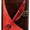 Braun-rotes Lederbuch mit eingesteckten Kugelschreiber