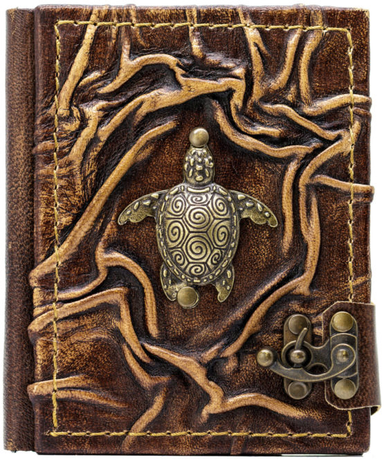 Braunes Lederbuch mit einer Schildkröte aus Metall