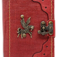 Rotes Lederbuch mit einem Pegasus aus Metall