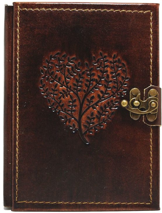 Braunes Lederbuch mit eine aufgeprägtem Herz